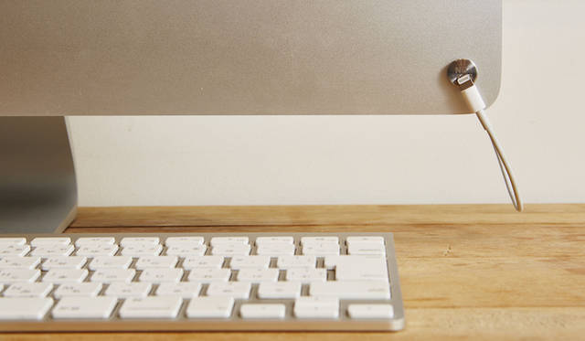 机や棚の裏側に落ちてしまいがちなケーブルの端子部分を留めておくことができるマグネット。頑丈で質感の高いステンレスを採用。デスクやベッドなど、いろいろな場所で使える。3個セット。オープンプライス