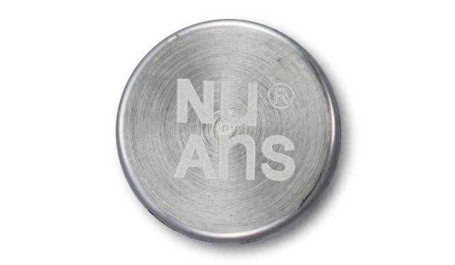 机や棚の裏側に落ちてしまいがちなケーブルの端子部分を留めておくことができるマグネット。頑丈で質感の高いステンレスを採用。デスクやベッドなど、いろいろな場所で使える。3個セット。オープンプライス