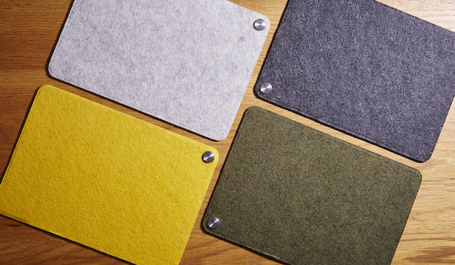 モバイル機器を充電し、毎日の携行品と合わせて休息させるフェルト製大型マット。iPhoneと腕時計などの小物、iPad miniも置ける大きなサイズとなっている。オープンプライス