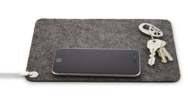 モバイル機器を充電し、毎日の携行品と合わせて休息させるフェルト製大型マット。iPhoneと腕時計などの小物、iPad miniも置ける大きなサイズとなっている。オープンプライス