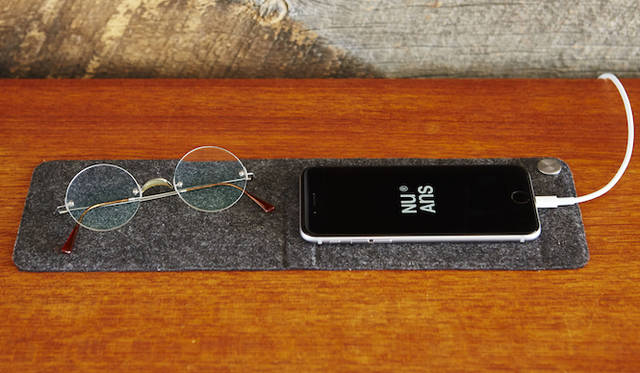 Lightningケーブルの端子部分を留めておくことができる、マグネット式ケーブルホルダー付きのマット。広げれば、ベットサイドでのiPhoneと小物置き場として。折りたためば、タッチ操作に最適な角度を与えて置くことができるスタンドになる。オープンプライス