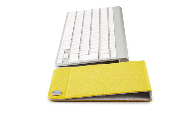 Lightningケーブルの端子部分を留めておくことができる、マグネット式ケーブルホルダー付きのマット。広げれば、ベットサイドでのiPhoneと小物置き場として。折りたためば、タッチ操作に最適な角度を与えて置くことができるスタンドになる。オープンプライス