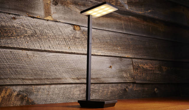 iPhoneなどのLightning端子付きデバイスを充電できるLED照明。光の強弱、電球色と昼光色の2色の切り替え、光源の傾き調整が可能。背面に給電用USBを搭載している。Apple社認証「Made for iPod/iPhone/iPad」取得。オープンプライス