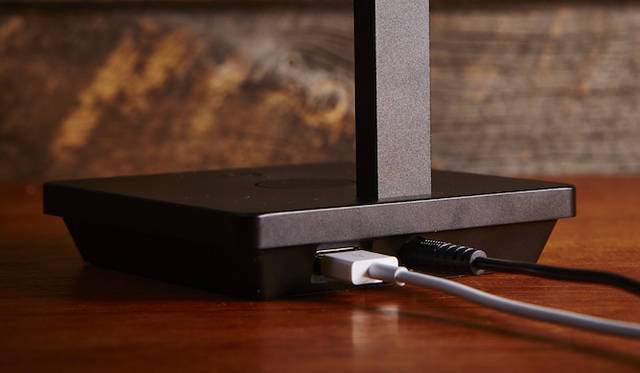 iPhoneなどのLightning端子付きデバイスを充電できるLED照明。光の強弱、電球色と昼光色の2色の切り替え、光源の傾き調整が可能。背面に給電用USBを搭載している。Apple社認証「Made for iPod/iPhone/iPad」取得。オープンプライス