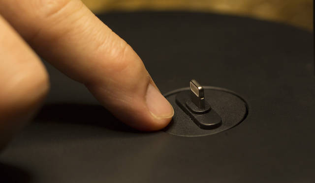 スピーカー、照明、Lightningドック、USBチャージャー、4つの機能が一体になったハイエンドスタンドライト。無料の専用iOSアプリで、CONEをアラームクロックとしても使用できる。2015年Best of CES（iPhone Life誌主催）受賞。オープンプライス