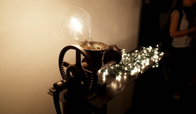 エンゾ・カテラーニ氏の芸術作品「Macchina che fabbrica le lampadine piccole」