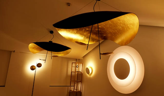 シンプルな光の美しさと幾何学的なフォルムを追求した作品やプロトタイプが並ぶ