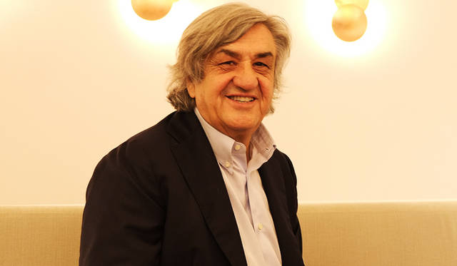 オーナーデザイナーのエンゾ・カテラーニ氏。光への愛情にあふれる人物だ