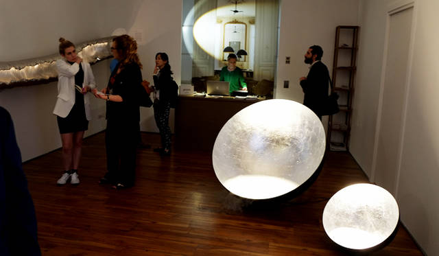 会場入口に設置された、水中に光を沈めた芸術作品「Luna nel Pozzo」