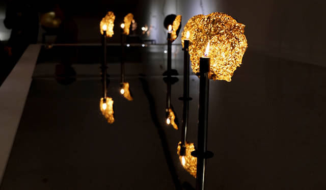 炎もエンゾ氏にとっては、プロダクトを作る光源のひとつ。溶けた蝋を再び凝固させ、再利用する