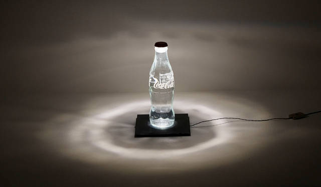 コカ・コーラ社がノベルティのためにエンゾ氏に制作をオファーした「Coca Cola Light」