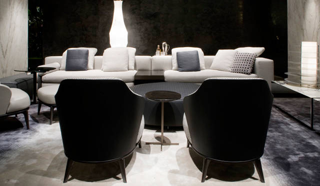 ソファ「YANG（ヤング）」by Rodolfo Dordoni （2015 ）、アームチェア「LESLIE（レスリー）」 by Rodolfo Dordoni （2015）