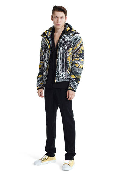 <strong>VERSUS VERSACE｜ヴェルサス ヴェルサーチ</strong><br />2015年春夏コレクション