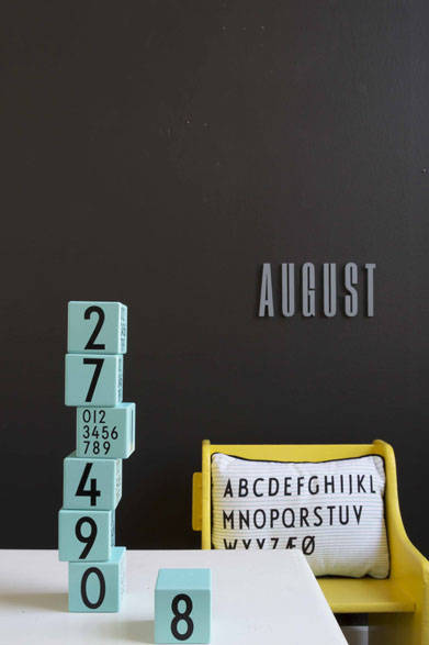 <strong>DESIGN LETTERS｜デザインレターズ</strong><br />「デザインレターズ」キッズシリーズ　ウッドナンバーキューブ 7560円（キューブ5×5cm／0～9の数字が入った木製キューブ）