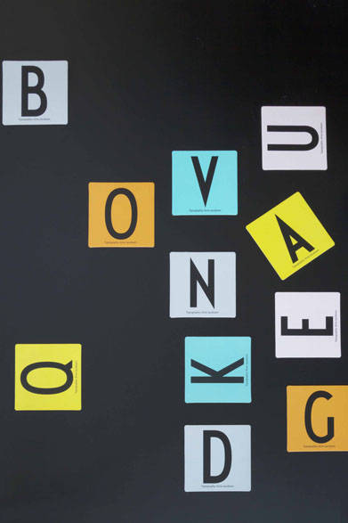 <strong>DESIGN LETTERS｜デザインレターズ</strong><br />「デザインレターズ」キッズシリーズ　メモリーゲーム 4320円（10×10cm／A～Z 各2枚 計52枚）