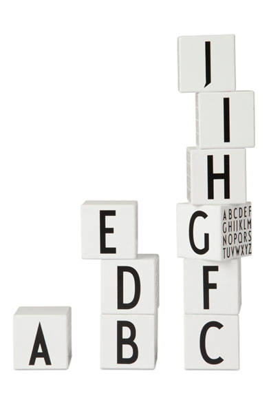 <strong>DESIGN LETTERS｜デザインレターズ</strong><br />「デザインレターズ」キッズシリーズ　ウッドレターキューブ 1万2960円（キューブ4×4cm／A～Zの文字が入った木製キューブ）