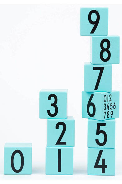 <strong>DESIGN LETTERS｜デザインレターズ</strong><br />「デザインレターズ」キッズシリーズ　ウッドナンバーキューブ 7560円（キューブ5×5cm／0～9の数字が入った木製キューブ）
