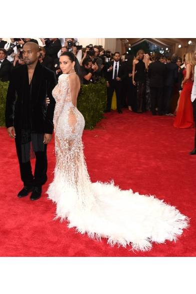 38 On Kanye West<br />スーツ:ロベルト カヴァリ<br />On Kim Kardashian<br />ドレス:ロベルト カヴァリ<br />イヤリング:Lorraine Schwartz