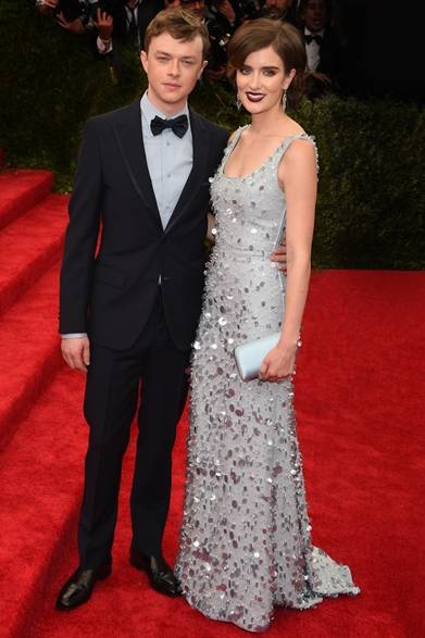On Dane DeHaan<br />タキシード:プラダ<br />On Anna Wood<br />ドレス&クラッチ:プラダ