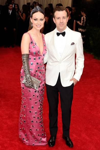 On Olivia Wilde<br />ドレス&クラッチ:プラダ<br />イヤリング:Solange Azagury-Partridge