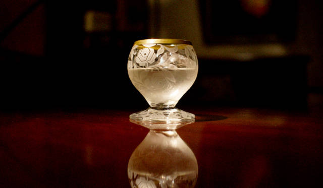 バカラのアール・デコ期を代表するデザイナー、ジョルジュ・シュヴァリエの幾何学的なバラがデザインされたリキュールグラス。ここに氷をひとつだけ入れると、朝露に濡れたバラのイメージがふくらみます。