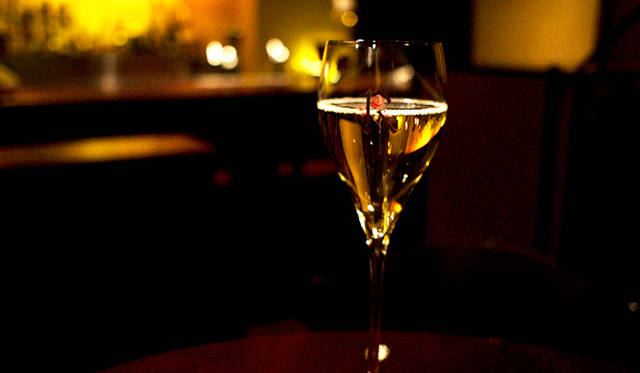 こちらが文中に出てきたカクテル「ルドゥーテ」。オリジナルなのでどのバーでも通用する名前ではありませんが、オーダーする際は「ローゼンリケールにシャンパンをアップしてください」といえば通じるはず。ちなみにグラスは知人のチェンバロ職人に頼んで、エナメルエッチングの技法を用いて「ルドゥーテ」の“R”とバラを描いてもらったシャンパーニュグラス。