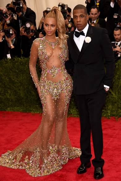On Beyoncé<br />ドレス:ジバンシィ バイ リカルド ティッシ<br />On Jay Z<br />タキシード:ジバンシィ バイ リカルド ティッシ