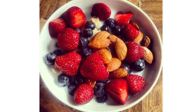 朝食にはたっぷりのベリー類とナッツを。「日本のいちごはとっても美味しいから大好き」だそう<br />courtesy of Mary Helen Bowers, Founder of Ballet Beautiful 