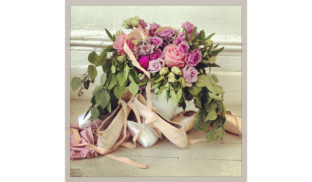 たくさんの薔薇とトゥシューズ<br />courtesy of Mary Helen Bowers, Founder of Ballet Beautiful 