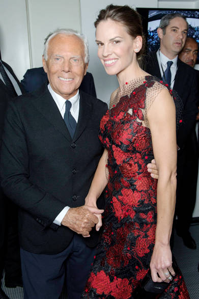 （左より）ジョルジオ・アルマーニ、ヒラリー・スワンク