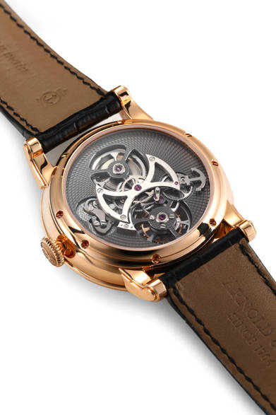 <strong>TBTE</strong><br />ケース｜18Kレッドゴールド（5N）<br />直径｜44mm<br />厚さ｜12.22mm<br />ムーブメント｜手巻き（Cal.A&S 8503）機能｜トゥルービート機構（秒針をステップ運針させる）、トゥールビヨン<br />ストラップ｜アリゲーター<br />防水｜3気圧<br />発売時期｜6月予定<br />予価｜1901万8800円<br />