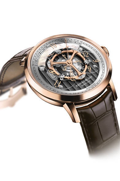 <strong>ゴールデンホイール</strong><br />ケース｜18Kレッドゴールド（5N）<br />直径｜44mm<br />厚さ｜12.65mm<br />ムーブメント｜自動巻き（Cal.A&S 6018）<br />機能｜ジャンピングデジタル時刻・分表示<br />ストラップ｜アリゲーター<br />防水｜3気圧<br />発売時期｜8月予定<br />予価｜560万5200円<br />