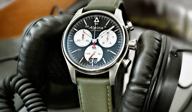 <strong>スタータイマー パイロット クロノグラフ ビッグデイト</strong><br /> <br />  ケース｜ステンレススチール<br /> 直径｜44mm<br /> ムーブメント｜クォーツ<br /> 機能｜クロノグラフ（1/10秒計、30分積算計）、日付表示（2枚のディスクを使用するビッグデイト）<br /> ストラップ｜レザー<br /> 防水｜10気圧<br /> 発売時期｜2015年秋予定<br /> 予価｜14万400円<br />