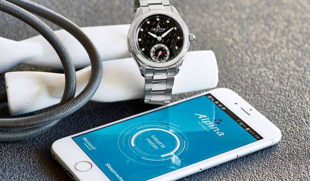 <strong>オルロジカル スマートウォッチ<br /> <br /> </strong> ケース｜ステンレススチール<br /> サイズ｜44mm<br /> ムーブメント｜クォーツ（Cal.FC-285）<br /> 機能｜MotionX®テクノロジー（スマホと連携したMotionX®アクティビティトラッキング、Sleeptracker®スリープモニタリング、スリープ サイクル アラーム、ゲット アクティブ アラート、アダプティブ コーチイングなど）、時刻補正機能、＆指針式月齢表示（6時位置に同軸配置）<br /> ストラップ｜レザー<br /> 防水｜10気圧<br /> 発売時期｜8月予定<br /> 予価｜17万2800円<br />