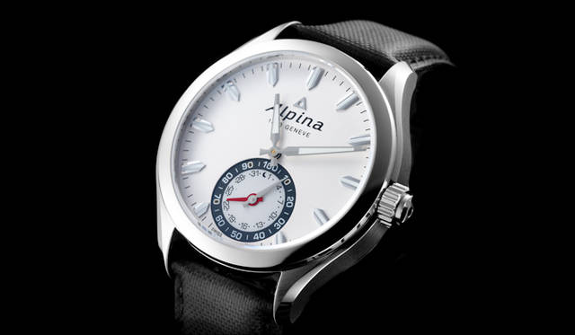 <strong>オルロジカル スマートウォッチ<br /> <br /> </strong> ケース｜ステンレススチール<br /> サイズ｜42mm<br /> ムーブメント｜クォーツ（Cal.FC-285）<br /> 機能｜MotionX®テクノロジー（スマホと連携したMotionX®アクティビティトラッキング、Sleeptracker®スリープモニタリング、スリープ サイクル アラーム、ゲット アクティブ アラート、アダプティブ コーチイングなど）、時刻補正機能、指針式日付表示＆指針式月齢表示（6時位置に同軸配置）<br /> ストラップ｜レザー<br /> 防水｜10気圧<br /> 発売時期｜8月予定<br /> 予価｜16万2000円<br />