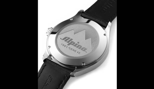 <strong>オルロジカル スマートウォッチ<br /> <br /> </strong> ケース｜ステンレススチール<br /> サイズ｜42mm<br /> ムーブメント｜クォーツ（Cal.FC-285）<br /> 機能｜MotionX®テクノロジー（スマホと連携したMotionX®アクティビティトラッキング、Sleeptracker®スリープモニタリング、スリープ サイクル アラーム、ゲット アクティブ アラート、アダプティブ コーチイングなど）、時刻補正機能、指針式日付表示＆指針式月齢表示（６時位置に同軸配置）<br /> ストラップ｜レザー<br /> 防水｜10気圧<br /> 発売時期｜8月予定<br /> 予価｜16万2000円<br />