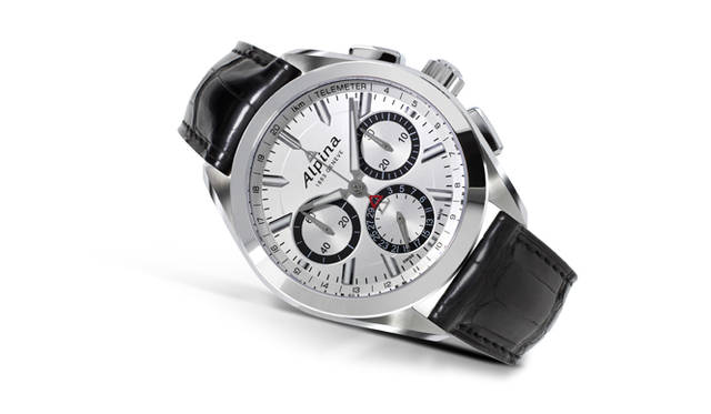 <strong>アルピナー4 マニュファクチュール フライバック クロノ</strong><br /><br /> ケース｜ステンレススチール<br /> 直径｜44mm<br /> ムーブメント｜自動巻き（Cal.AL760）<br /> 機能｜クロノグラフ（30分積算計、12時間積算計、計測中にクロノグラフ針をゼロに戻せるフライバック機能）、日付表示<br /> ストラップ｜アリゲーター<br /> 防水｜10気圧<br /> 発売時期｜2015年秋予定<br /> 予価｜68 万400円<br />