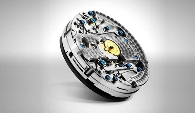 <strong>アルピナー4 マニュファクチュール フライバック クロノ</strong><br /><br /> ケース｜ステンレススチール<br /> 直径｜44mm<br /> ムーブメント｜自動巻き（Cal.AL760）<br /> 機能｜クロノグラフ（30分積算計、12時間積算計、計測中にクロノグラフ針をゼロに戻せるフライバック機能）、日付表示<br /> ストラップ｜アリゲーター<br /> 防水｜10気圧<br /> 発売時期｜2015年秋予定<br /> 予価｜68 万400円<br />