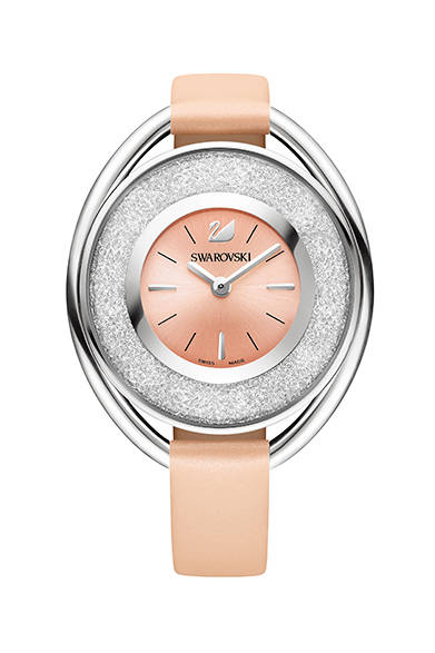 <strong>クリスタリン オーバル</strong><br />ケース｜ステンレスチール（時刻表示板周囲に約1700個のクリスタルをセット）<br />サイズ｜37×43mm<br />ムーブメント｜クォーツ<br />ストラップ｜レザー<br />防水｜日常生活防水<br />発売時期｜2015年秋予定<br />価格｜未定<br />