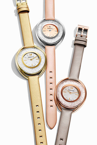 <strong>クリスタリン オーバル</strong><br />ケース｜ステンレスチール（時刻表示板周囲に約1700個のクリスタルをセット）<br />サイズ｜37×43mm<br />ムーブメント｜クォーツ<br />ストラップ｜レザー<br />防水｜日常生活防水<br />発売時期｜2015年秋予定<br />価格｜未定<br />