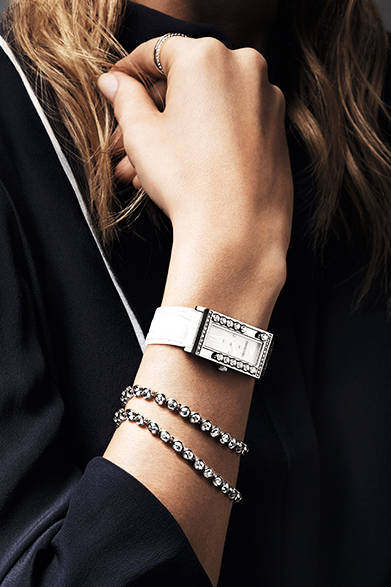 <strong>ラブリー クリスタル スクエア</strong><br />ケース｜ステンレススチール（左右のベゼルに計12個のジルコニア・ストーンをセット）<br />サイズ｜縦21×横43mm<br />ムーブメント｜クォーツ<br />ストラップ｜レザー<br />防水｜日常生活防水<br />発売時期｜発売中<br />価格｜7万9380円