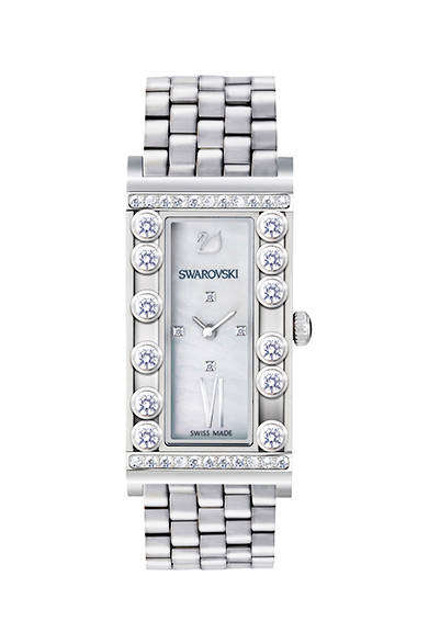 <strong>ラブリー クリスタル スクエア</strong><br />ケース｜ステンレススチール（左右のベゼルに計12個のジルコニア・ストーンをセット）<br />サイズ｜縦21×横43mm<br />ムーブメント｜クォーツ<br />ストラップ｜レザー<br />防水｜日常生活防水<br />発売時期｜発売中<br />価格｜7万9380円