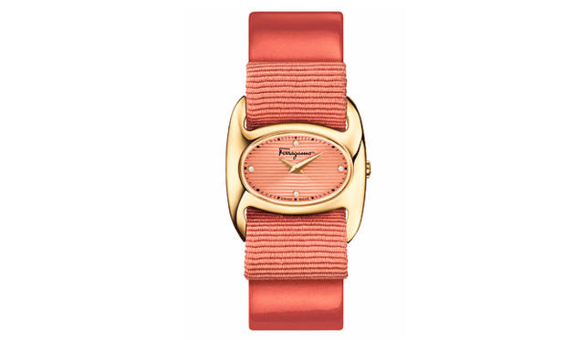 <strong>ヴァリナ</strong><br />ケース｜ゴールドIP加工スレンレススチール<br />サイズ｜縦26×横27mm<br />ムーブメント｜クォーツ<br />ストラップ｜グロスグレインリボン付きレザー<br />防水｜5気圧<br />発売時期｜5月予定<br />予価｜16万8480円<br />