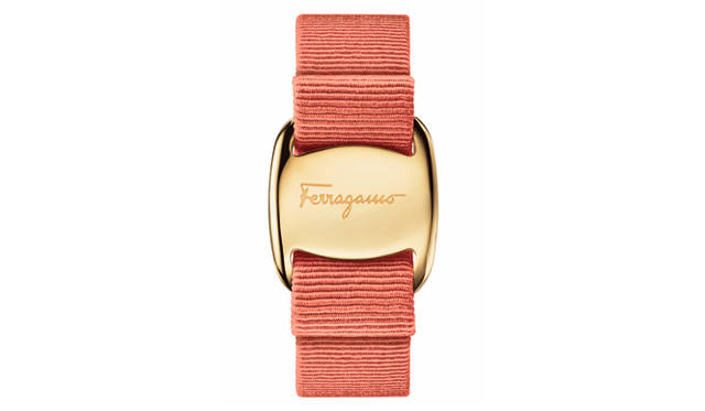 <strong>ヴァリナ</strong><br />ケース｜ゴールドIP加工スレンレススチール<br />サイズ｜縦26×横27mm<br />ムーブメント｜クォーツ<br />ストラップ｜グロスグレインリボン付きレザー<br />防水｜5気圧<br />発売時期｜5月予定<br />予価｜16万8480円<br />