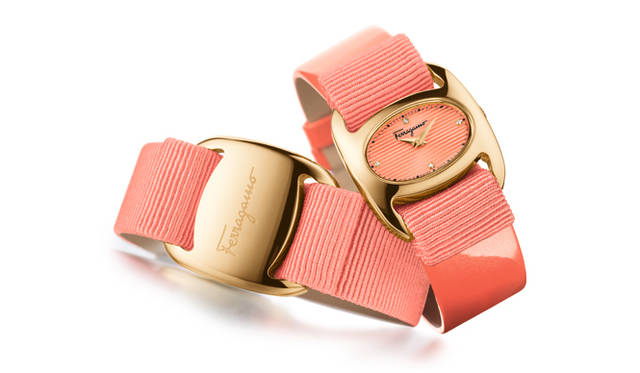 <strong>ヴァリナ</strong><br /> ケース｜ゴールドIP加工スレンレススチール<br /> サイズ｜縦26×横27mm<br /> ムーブメント｜クォーツ<br /> ストラップ｜グロスグレインリボン付きレザー<br /> 防水性｜５気圧<br /> 発売時期｜５月発売予定<br /> 予価｜16万4800円（税込み）<br />