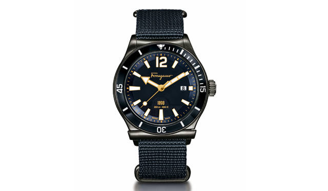 <strong>フェラガモ1898 スポーツ</strong><br />ケース｜グレーIP加工ステンレススチール<br />直径｜43mm<br />ムーブメント｜クォーツ<br />機能｜日付表示<br />ストラップ｜ナイロン製NATOストラップ<br />防水｜20気圧<br />発売時期｜5月予定<br />予価｜18万6840円<br />