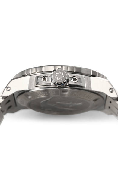 <strong>パトラビ スキューバテック</strong><br />ケース｜ステンレススチール<br />直径｜44.6mm<br />厚さ｜13.45mm<br />ムーブメント｜自動巻き（Cal.CFB 1950.1）<br />機能｜日付表示、自動ヘリウムエスケープバルブ<br />ブレスレット｜ステンレススチール<br />防水｜500ｍ<br />発売時期｜2015年夏予定<br />価格｜91万8000円<br />