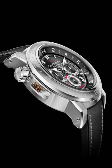 <strong>パトラビ トラベルテックII</strong><br />ケース｜ステンレススチール<br />直径｜47.4mm<br />厚さ｜15.9mm<br />ムーブメント｜自動巻き（Cal.CBF 1901.1）<br />機能｜クロノグラフ（30分積算計、12時間積算計）、第2時間帯表示（センターの24時間針と文字盤の外周リング）、第3時間帯表示（回転ベゼルのインデックスを24時間針に合わせて使用）、日付表示<br />ストラップ｜ブラックラバー<br />防水｜100ｍ<br />発売時期｜年内発売予定<br />予価｜172万8000円<br />