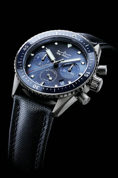 <strong>オーシャンコミットメント バチスカーフ フライバック クロノグラフ</strong><br /><br />ケース｜グレーセラミック＋ブルーセラミックベゼル<br />直径｜43.6mm<br />厚さ｜15.25mm<br />ムーブメント｜自動巻き（Cal.F385）<br />機能｜クロノグラフ（30分積算計、12時間積算計、フライバック機能付き、水中操作可能）、逆回転防止ベゼル、日付表示<br />ストラップ｜セイルキャンバス<br />防水｜30気圧<br />限定数｜250本<br />発売時期｜6月予定<br />価格｜213万8400円<br />