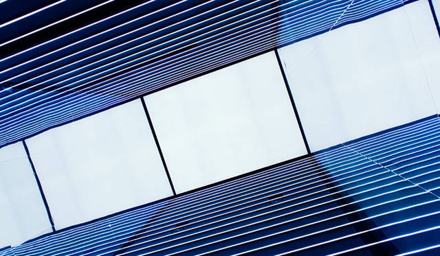 <strong>Daiwa House｜大和ハウス工業</strong><br />オリジナル作品「expose」は、約1万7000個のLEDを設置し、使ったLEDを並べると長さは272mにもおよぶ。“暗い光”の表現を追求するために、4096にもおよぶ多段階調光を可能とする専用調光器を製作した